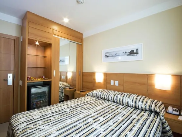 Quarto duplo com cama de casal no Hotel Atlântico Business