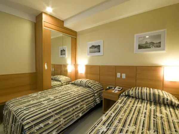 Quarto com duas camas individuais no Hotel Atlântico Business