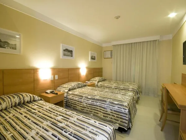 Quarto triplo com três camas individuais no Hotel Atlântico Business
