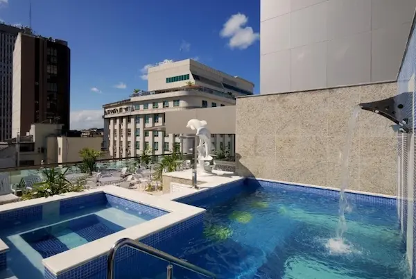 Piscina al aire libre en la terraza del hotel